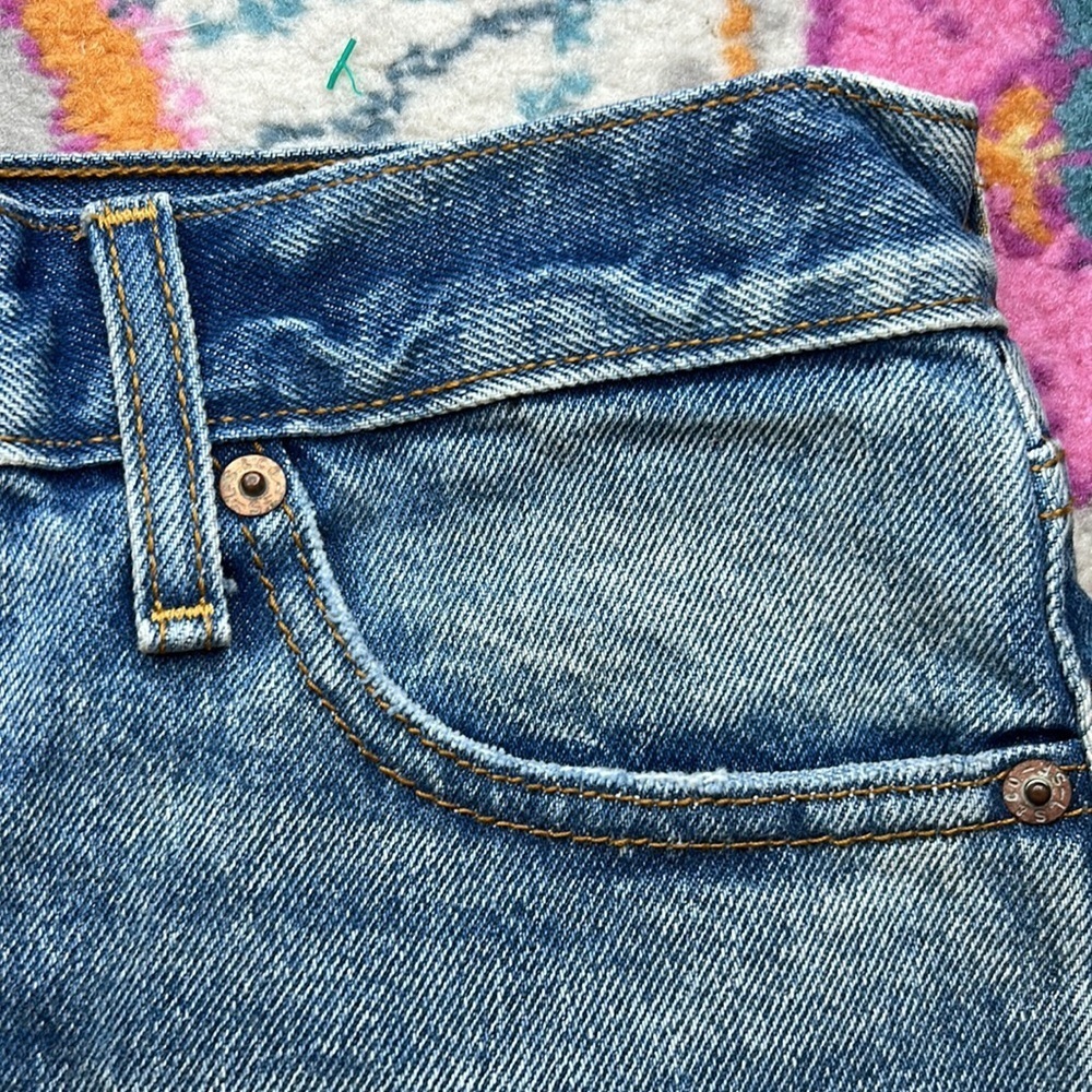 Levis High Rise Wedgie Fit Jean Shorts NWT Size 28 - Picture 6 of 16